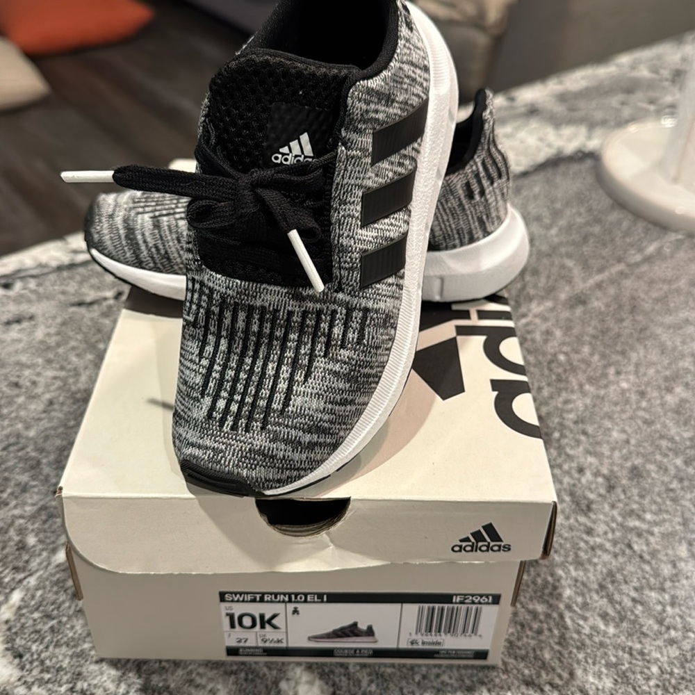 Adidas kids Swift Run Size 10